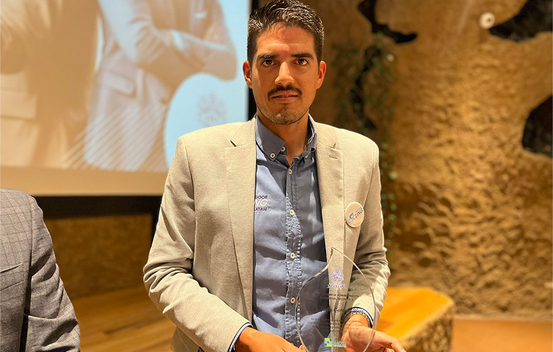 Juan Carlos Cardona Ruiz, egresado del programa en 2014 y fundador de Indoor Cycling Latam, una empresa creadora de un ecosistema único en el que lleva la experiencia de entrenamiento profesional personalizado a todos los niveles, actualmente es una franquicia con tres sedes en Colombia y más de 4000 deportistas impactados en 8 países, tiene alianzas y convenios con grandes empresas nacionales y alianzas estratégicas con marcas representativas del mercado deportivo y ha crecido un 45% en ventas anuales.
