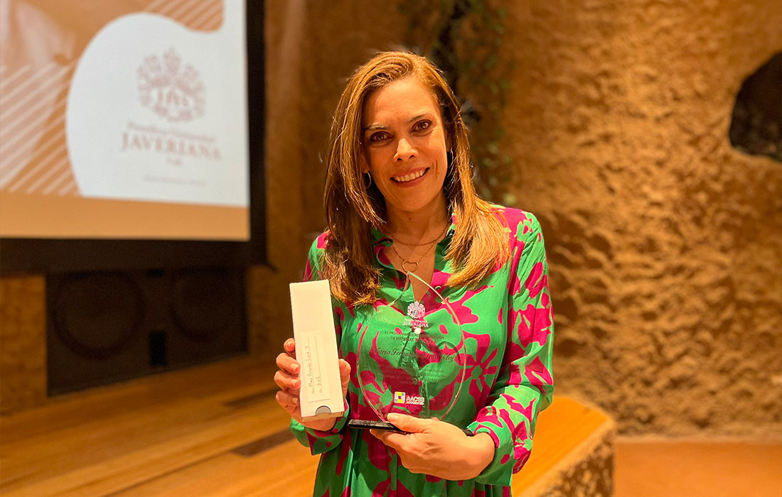 María Fernanda Lenis Vélez, egresada del programa en 1997, fue distinguida con el premio en la categoría sector privado, gracias a su trayectoria profesional e impacto transformador en empresas como Johnson y Johnson, Tigo y Quala, en esta última lideró la apertura de operaciones en varios países, como nuevos mercados para la compañía y en Tigo, como vicepresidenta de mercadeo, recibió premios por cumplimiento y crecimiento de imagen y venta, entre los que se cuenta un premio EFFIE de publicidad.