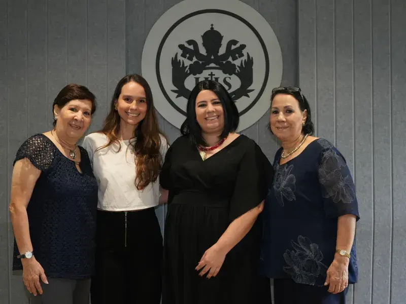 Foto oficial del acto de posesión: en el centro María Teresa Varela Arévalo, directora de Posgrados Facultad de Humanidades y Ciencias Sociales, a los lados su madre, hija y tía.