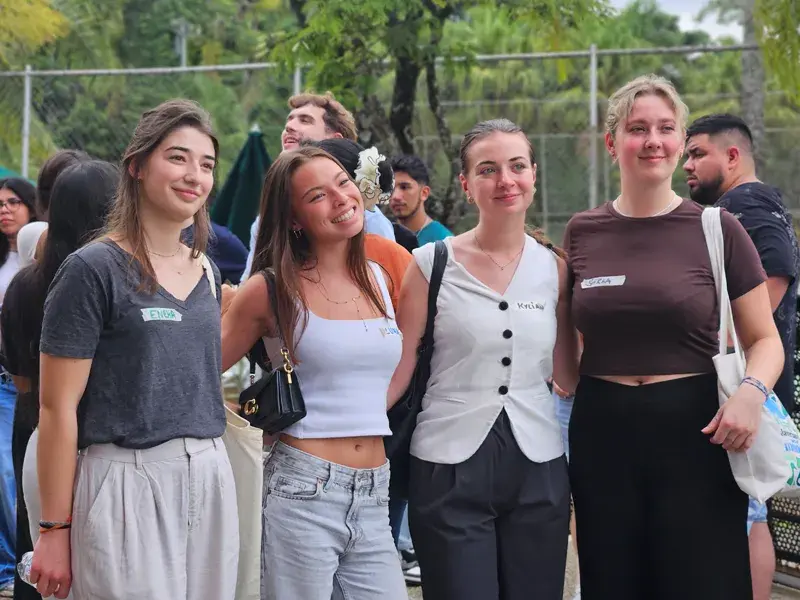 Estudiantes internacionales conociendo el Centro Deportivo Loyola de la Javeriana Cali